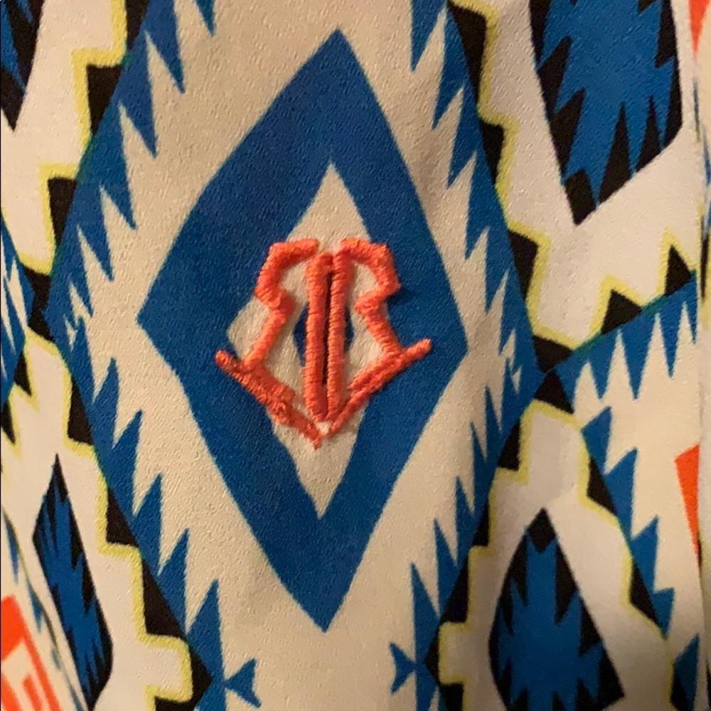 Roar High/Low Shirt - Picture 6 of 6